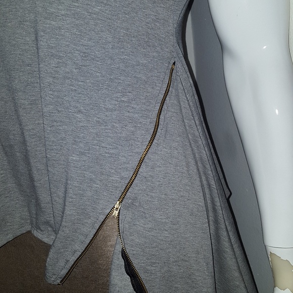 Casual T-shirt with zipper detail - Picture 2 of 4